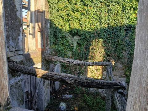 ? ruína para reconstruir na póvoa de lanhoso