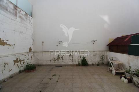 T1 adaptado a t2 com quintal em alcochete