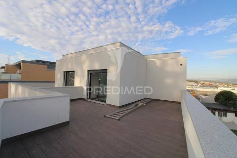 Andar moradia t3 duplex novo com box e terraço em alfena