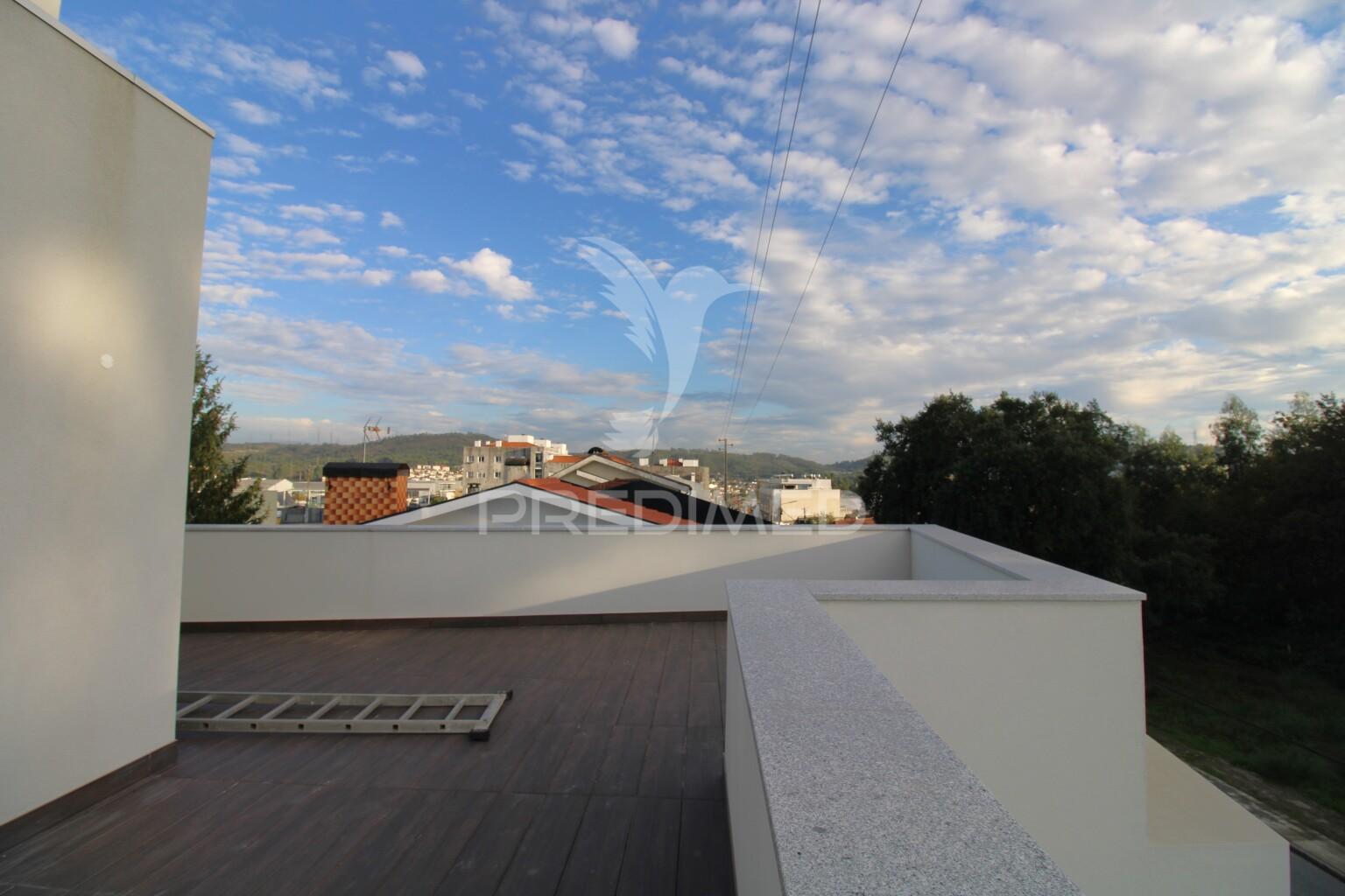 Andar moradia t3 duplex novo com box e terraço em alfena