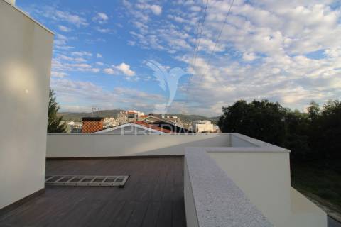Andar moradia t3 duplex novo com box e terraço em alfena