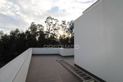 Andar moradia t3 duplex novo com box e terraço em alfena