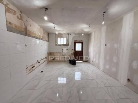 Simpática moradia em fase final de construção