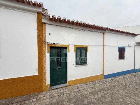 Simpática moradia em fase final de construção