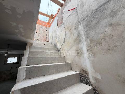 Simpática moradia em fase final de construção