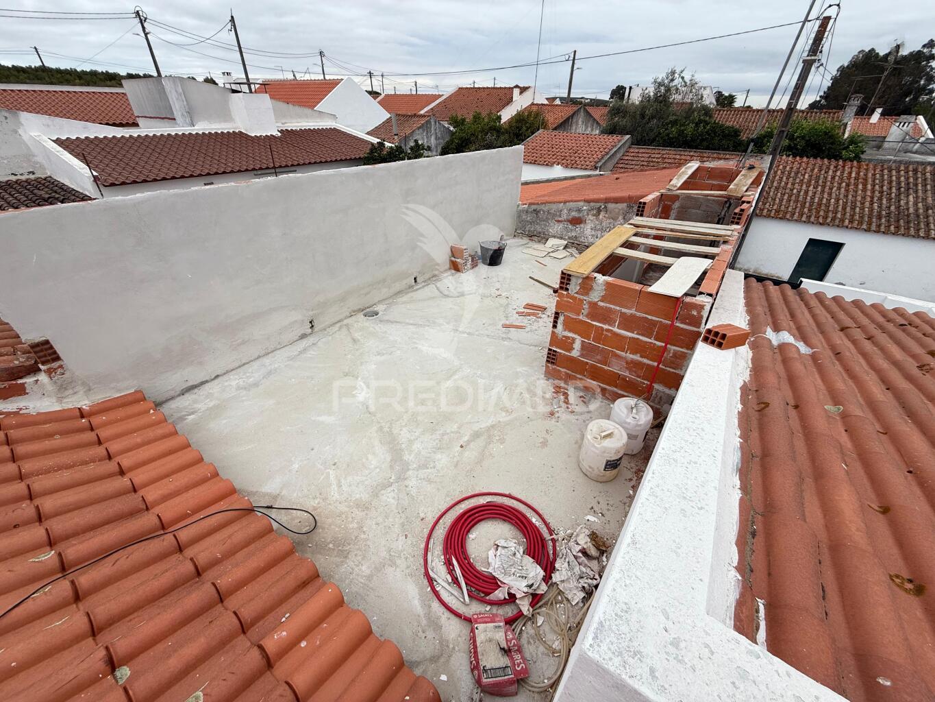 Simpática moradia em fase final de construção