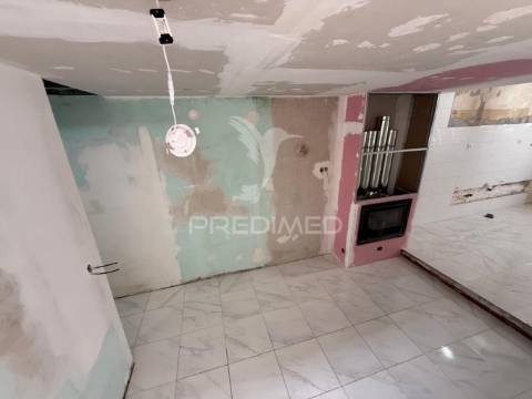 Simpática moradia em fase final de construção