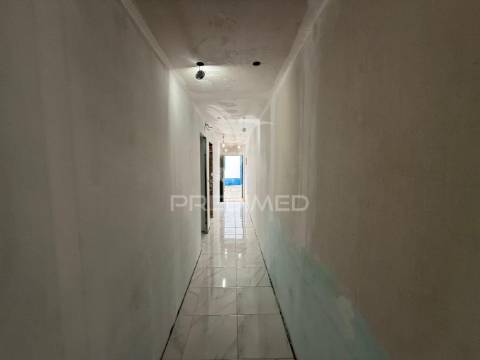 Simpática moradia em fase final de construção