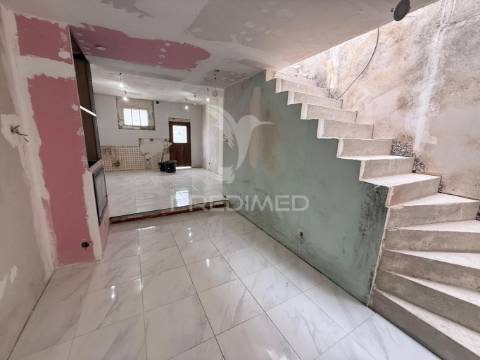 Simpática moradia em fase final de construção