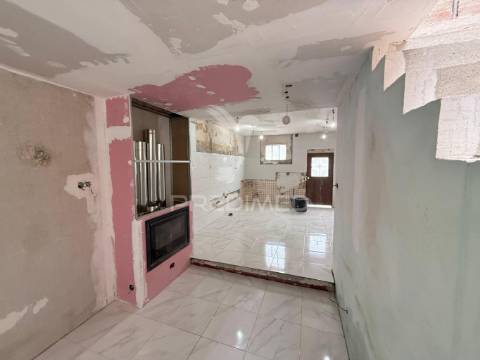 Simpática moradia em fase final de construção