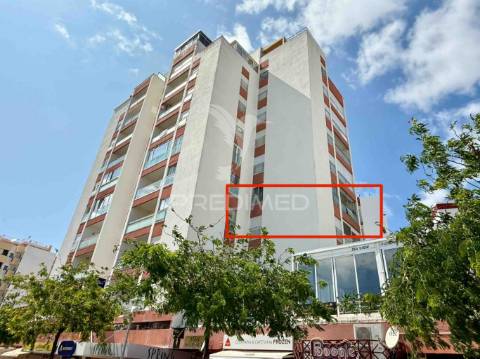 T2 primeira linha com garagem na praia da rocha