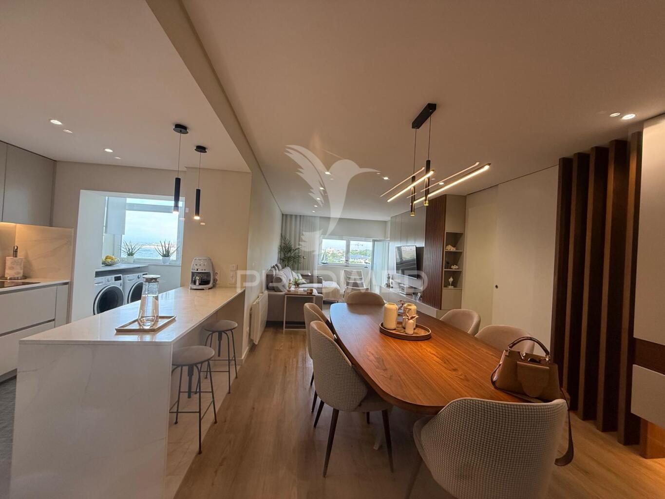 T3 remodelado e mobilado - 1º linha do mar