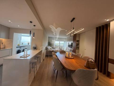 T3 remodelado e mobilado - 1º linha do mar