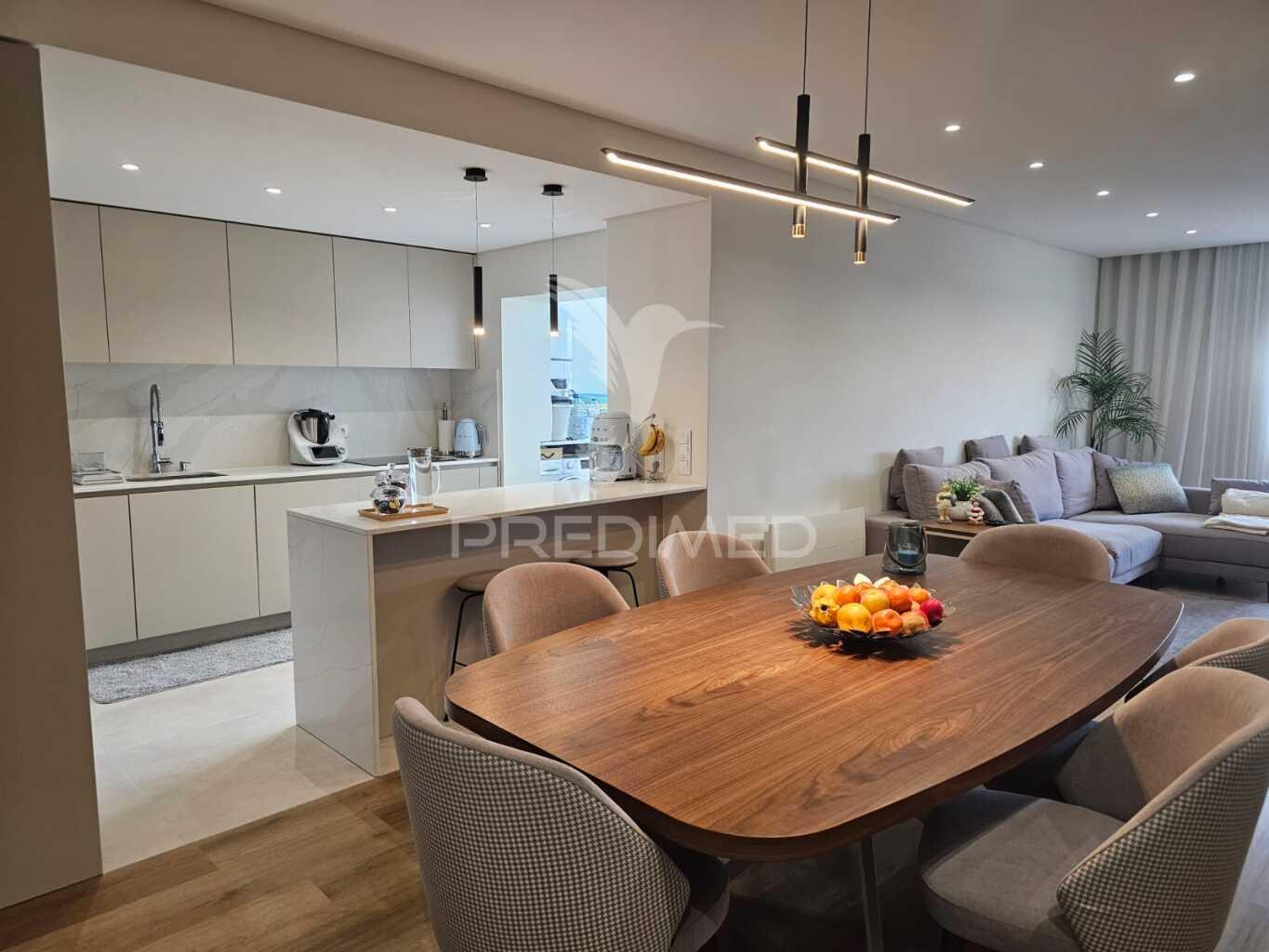 T3 remodelado e mobilado - 1º linha do mar