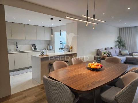 T3 remodelado e mobilado - 1º linha do mar