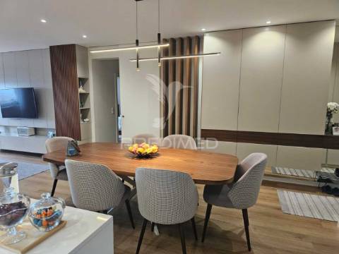 T3 remodelado e mobilado - 1º linha do mar