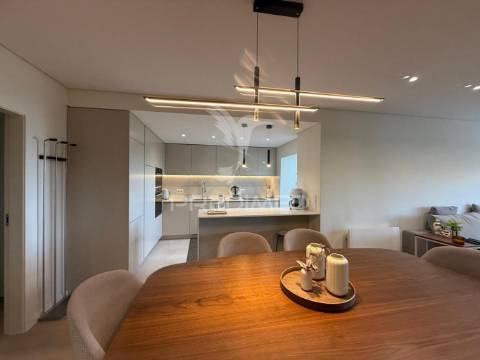 T3 remodelado e mobilado - 1º linha do mar