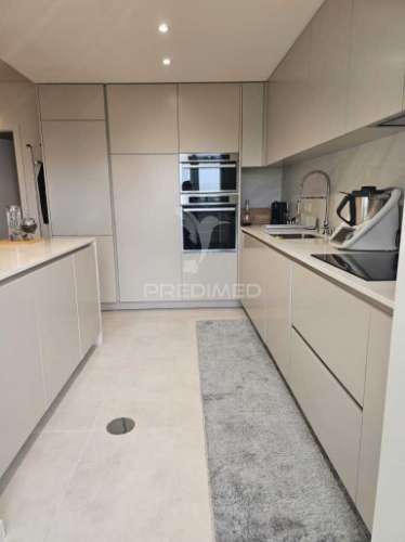 T3 remodelado e mobilado - 1º linha do mar