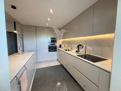 T3 remodelado e mobilado - 1º linha do mar