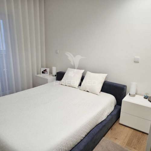 T3 remodelado e mobilado - 1º linha do mar