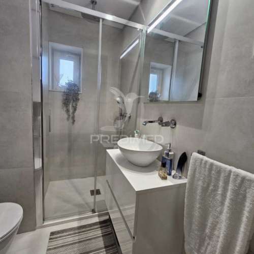 T3 remodelado e mobilado - 1º linha do mar