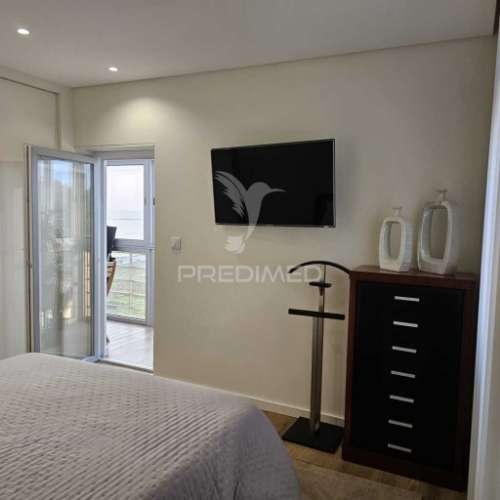 T3 remodelado e mobilado - 1º linha do mar