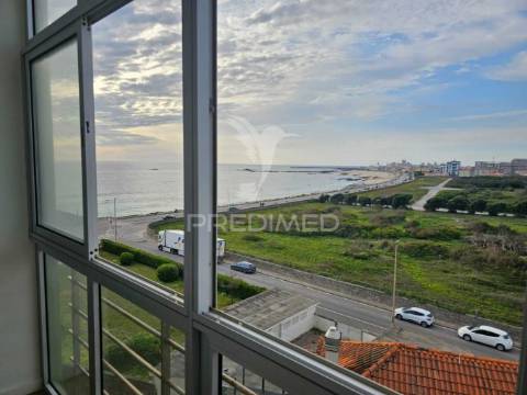 T3 remodelado e mobilado - 1º linha do mar