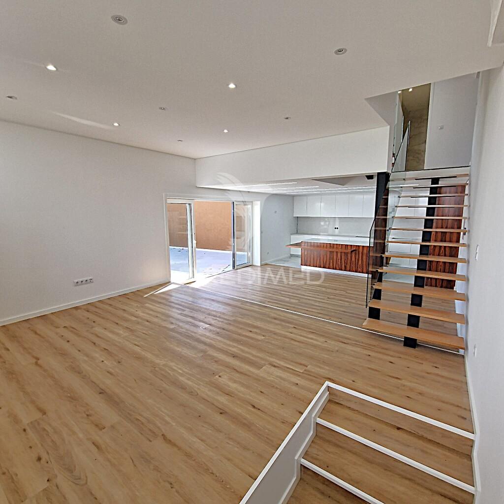 Moradia t4+1 com jardim, terraço e box em águas santas