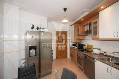 Apartamento t3 no carregado em condomínio fechado