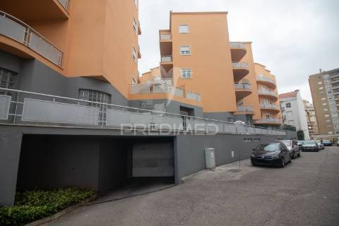 Apartamento t3 no carregado em condomínio fechado