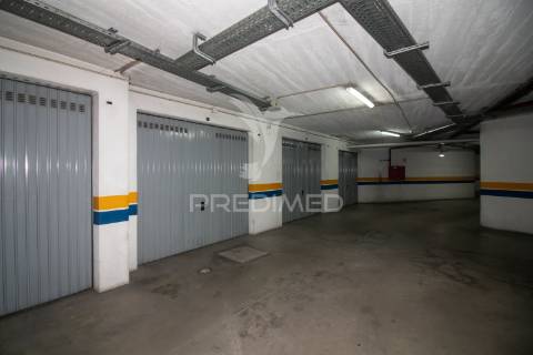 Apartamento t3 no carregado em condomínio fechado