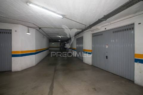 Apartamento t3 no carregado em condomínio fechado