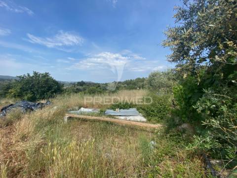 Vende terreno para construção de moradia isolada