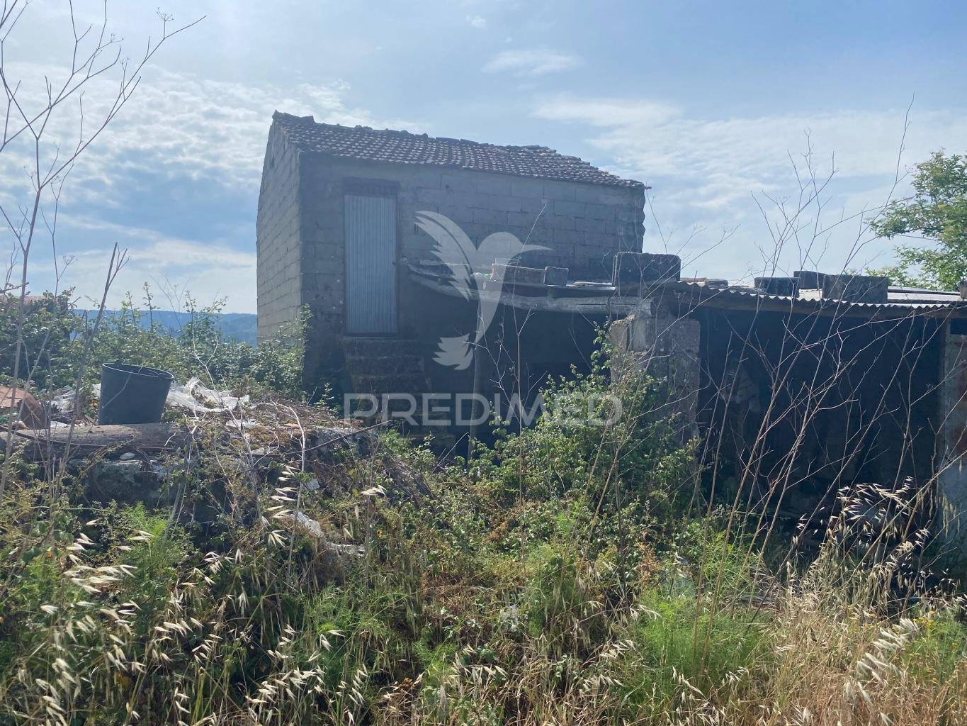 Vende terreno para construção de moradia isolada