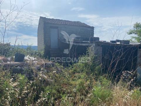 Vende terreno para construção de moradia isolada