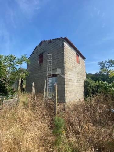 Vende terreno para construção de moradia isolada