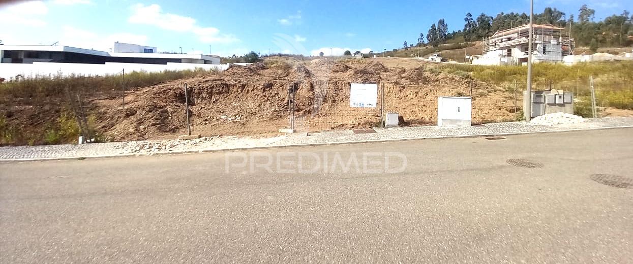 Moradia v4, em construção com piscina, constância.