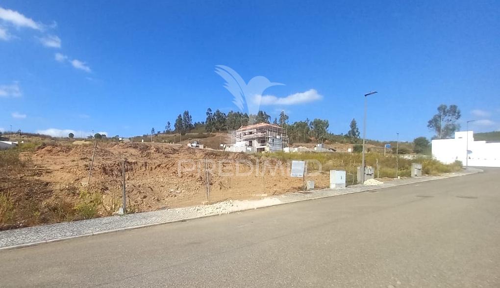 Moradia v4, em construção com piscina, constância.