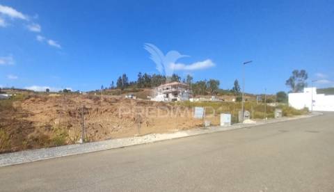 Moradia v4, em construção com piscina, constância.