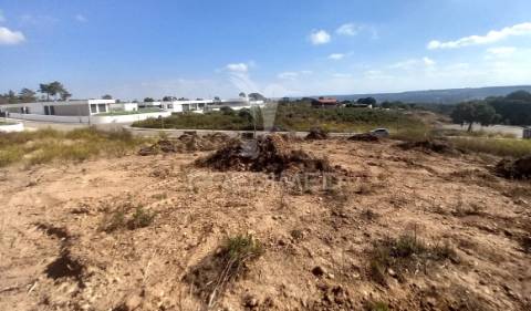 Moradia v4, em construção com piscina, constância.