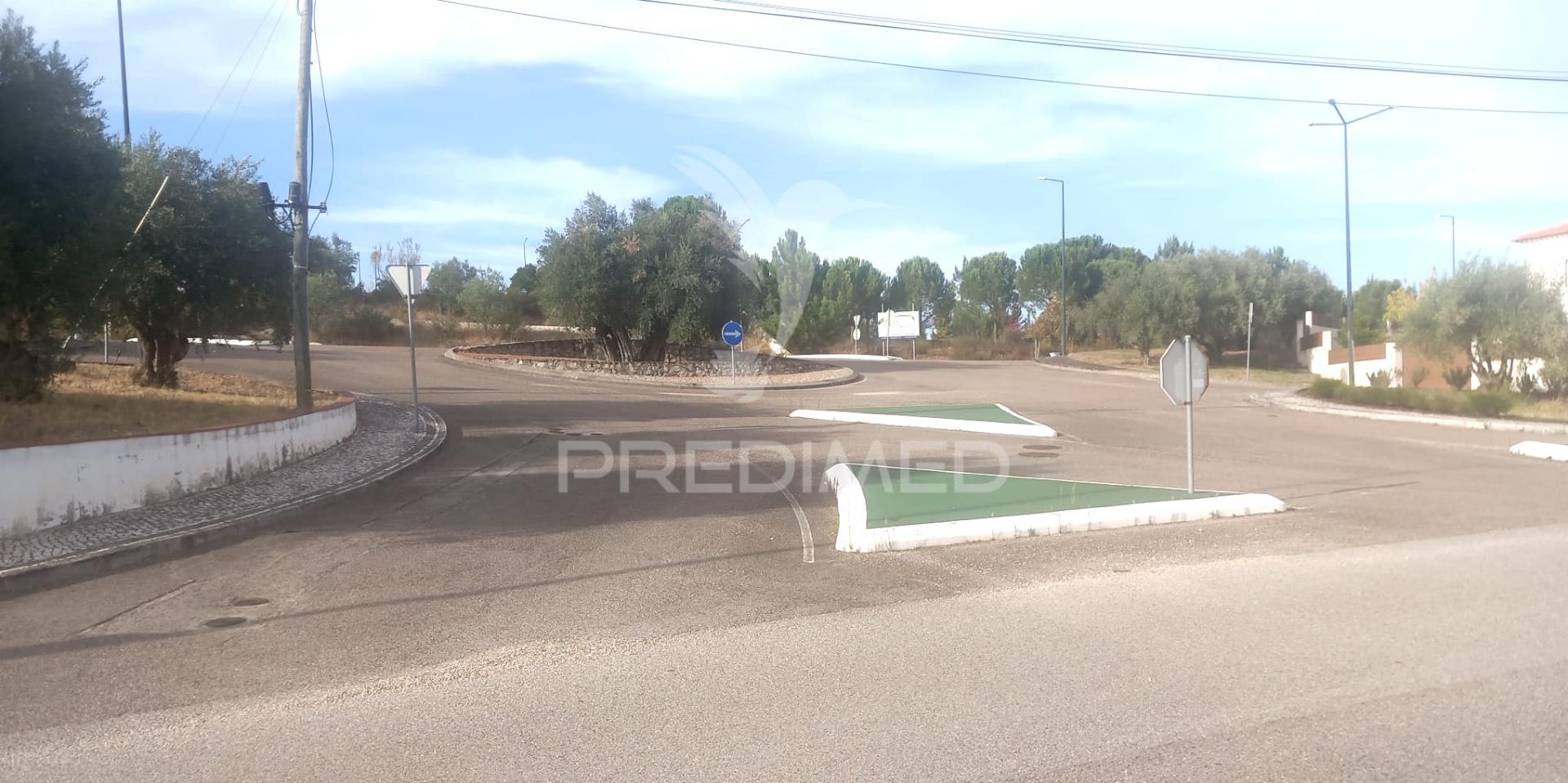 Moradia v4, em construção com piscina, constância.