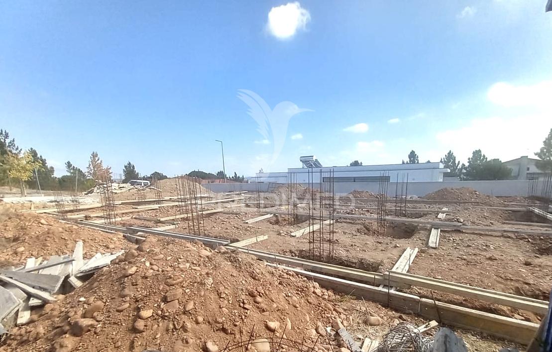 Moradia v4, em construção com piscina, constância.