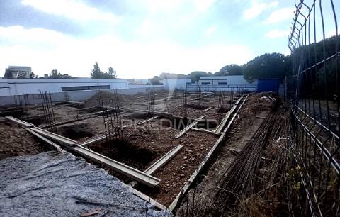 Moradia v4, em construção com piscina, constância.