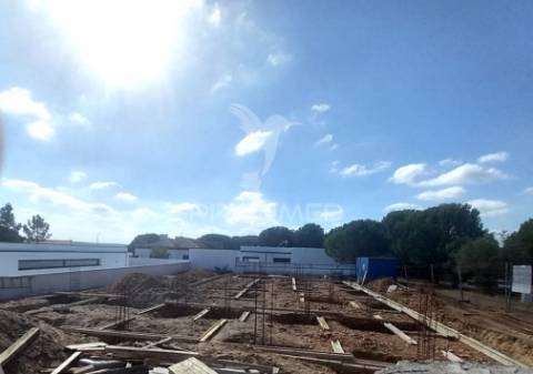 Moradia v4, em construção com piscina, constância.