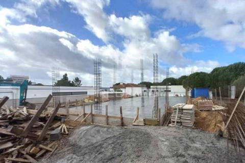 Moradia v4, em construção com piscina, constância.