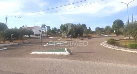 Moradia v4, em construção com piscina, constância.