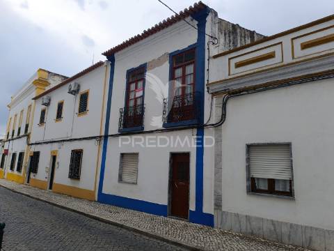 Prédio senhorial de 3 pisos no centro de ferreira do alentejo