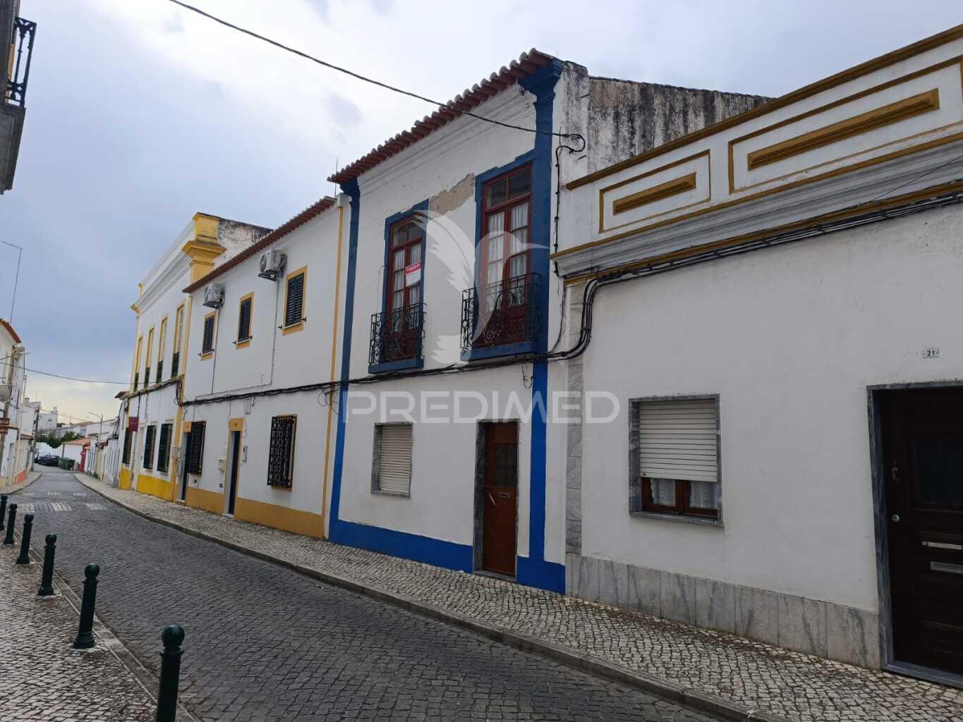 Prédio senhorial de 3 pisos no centro de ferreira do alentejo