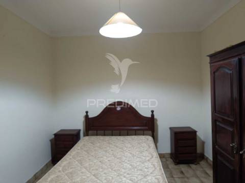 Prédio senhorial de 3 pisos no centro de ferreira do alentejo