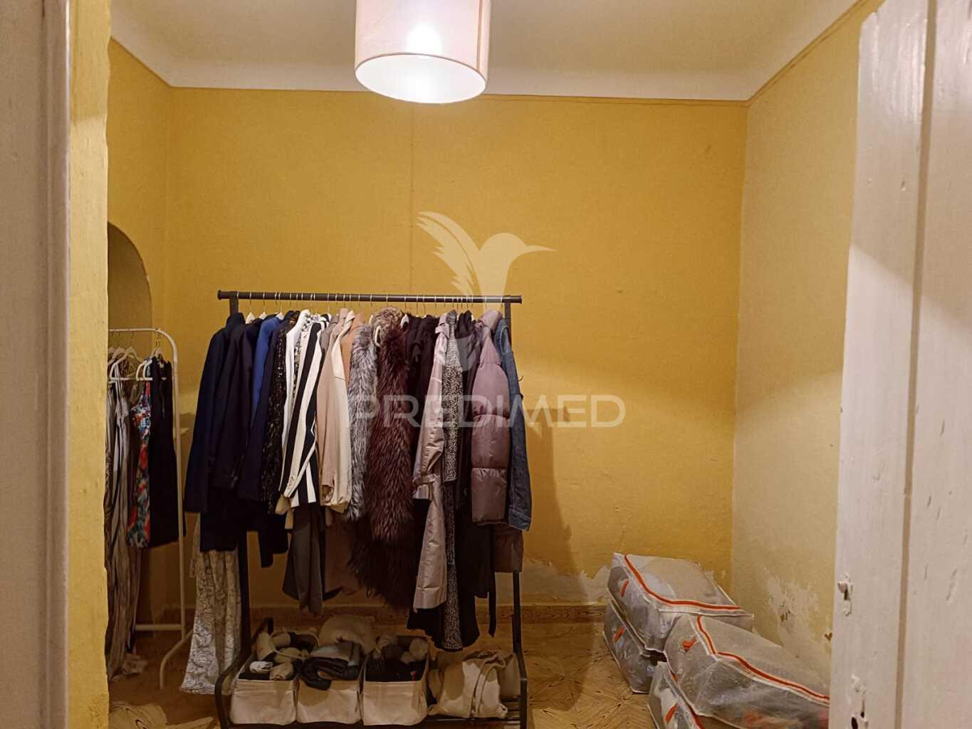 Prédio senhorial de 3 pisos no centro de ferreira do alentejo